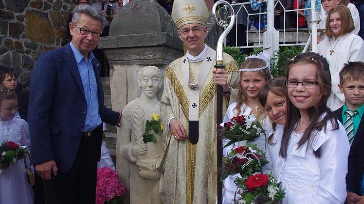 Gottfried Grau und Erzbischof Ludwig Schick (von links) sowie einige Kommunionkinder nach der Einweihung der Pankratius-Figur