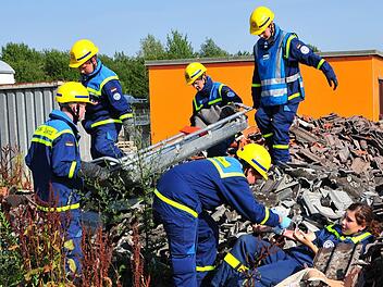 Übungen der THW-Jugend, wie der Rettung einer Person aus einem Trümmerfeld, kommt es vor allem auf gute Zusammenarbeit an. Foto: THW