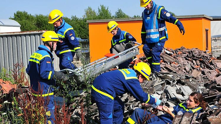 Übungen der THW-Jugend, wie der Rettung einer Person aus einem Trümmerfeld, kommt es vor allem auf gute Zusammenarbeit an. Foto: THW
