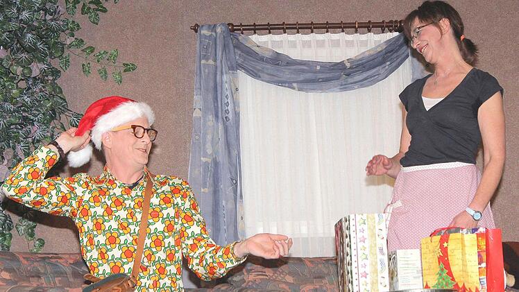 Da ist sogar Elisabeth Knorr (Regina Lang) begeistert: Nachbar Phillip Möhrle (Rudi Klos) hat bei seiner Shopping-Tour auch an eine Weihnachtsmütze gedacht.