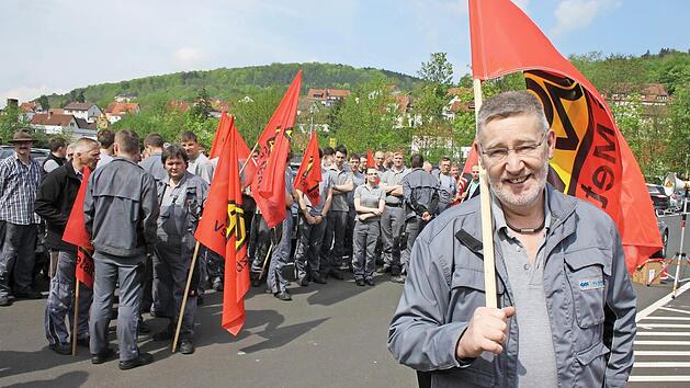Fahnenschwenkende Streikende: Dies ist das Bild, die Öffentlichkeit mit den Gewerkschaften verbindet. Doch es geht bei den gewerkschaftlichen Aktivitäten um mehr als Tarifpolitik. Das will der DGB-Kreisverband mit einem Fest auf der Trimburg vermitteln. Foto: Ralf Ruppert/ Archiv
