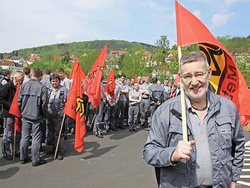 Fahnenschwenkende Streikende: Dies ist das Bild, die Öffentlichkeit mit den Gewerkschaften verbindet. Doch es geht bei den gewerkschaftlichen Aktivitäten um mehr als Tarifpolitik. Das will der DGB-Kreisverband mit einem Fest auf der Trimburg vermitteln. Foto: Ralf Ruppert/ Archiv