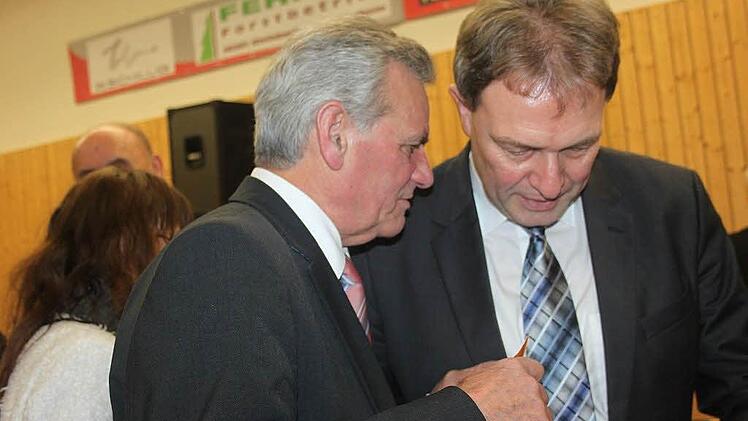 Bei der Verabschiedung von Bürgermeister Klaus Löffler: Landrat Oswald Marr (l.) im Gespräch mit seinem Nachfolger. Foto: Veronika Schadeck