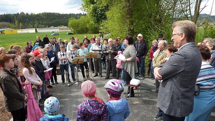 Mit Gesang und Musik erfreuten die Klassen 4a und 4b der Volksschule Reitsch unter der Leitung von Rektorin Astrid Kestel die Gäste beim Weiheakt. Foto: Gerd Fleischmann