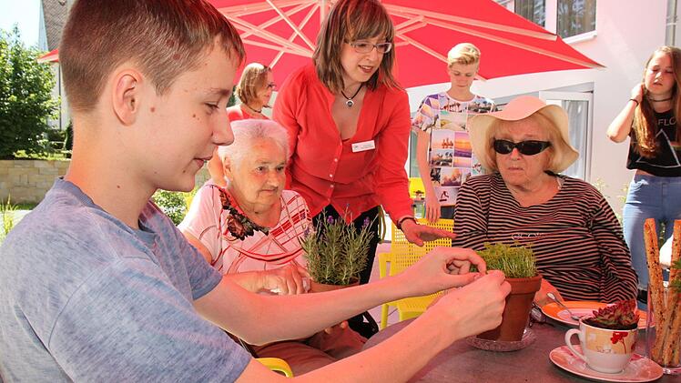 Impressionen vom Besuch der Realschüler im Kulmbacher Awo-Pflegeheim Am Rasen.Dagmar Besand