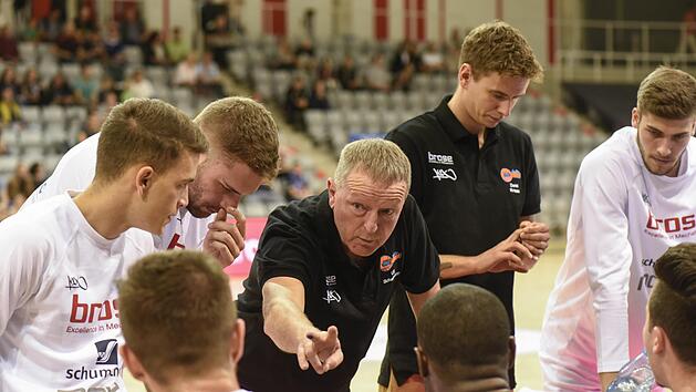 Noch nicht wirklich &uuml;berzeugen konnten die Coburger Basketballer unter der Leitung des neuen Trainers Ulf Schabacker (Mitte). An den F&auml;higkeiten des Coaches zweifelt Gesch&auml;ftsf&uuml;hrer Wolfgang Gremmelmaier aber in keiner Weise und spricht ihm eine Jobgarantie aus.  Foto: Hagen Lehmann