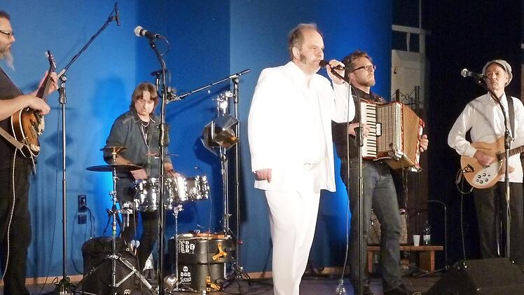 Robert Stephan, Tilo Heider, Matthias Egersd&ouml;rfer, Lothar Gr&ouml;schel und Smul Meier bereiteten dem Publikum in R&ouml;ttenbach einen denkw&uuml;rdigen Abend.  Foto: Thomas Sch&ouml;bel
