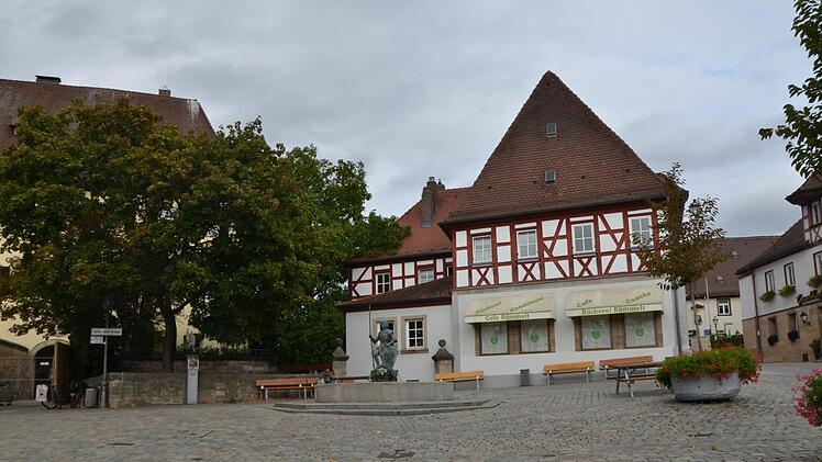 Fast ein Jahr steht das beliebte Café am Marktplatz schon leer. Jetzt soll es bald schon wieder eine gastronomische Nutzung geben. Fotos: Bernhard Panzer