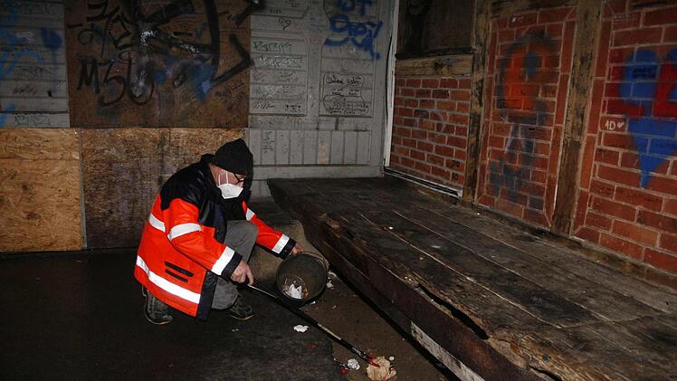 Einer Sisyphusarbeit gleicht die Aufgabe, die Bauhofmitarbeiter Peter Genßler übernommen hat: das Areal um das ehemalige Lagerhaus von Unrat befreien. Foto: Martin Rebhan