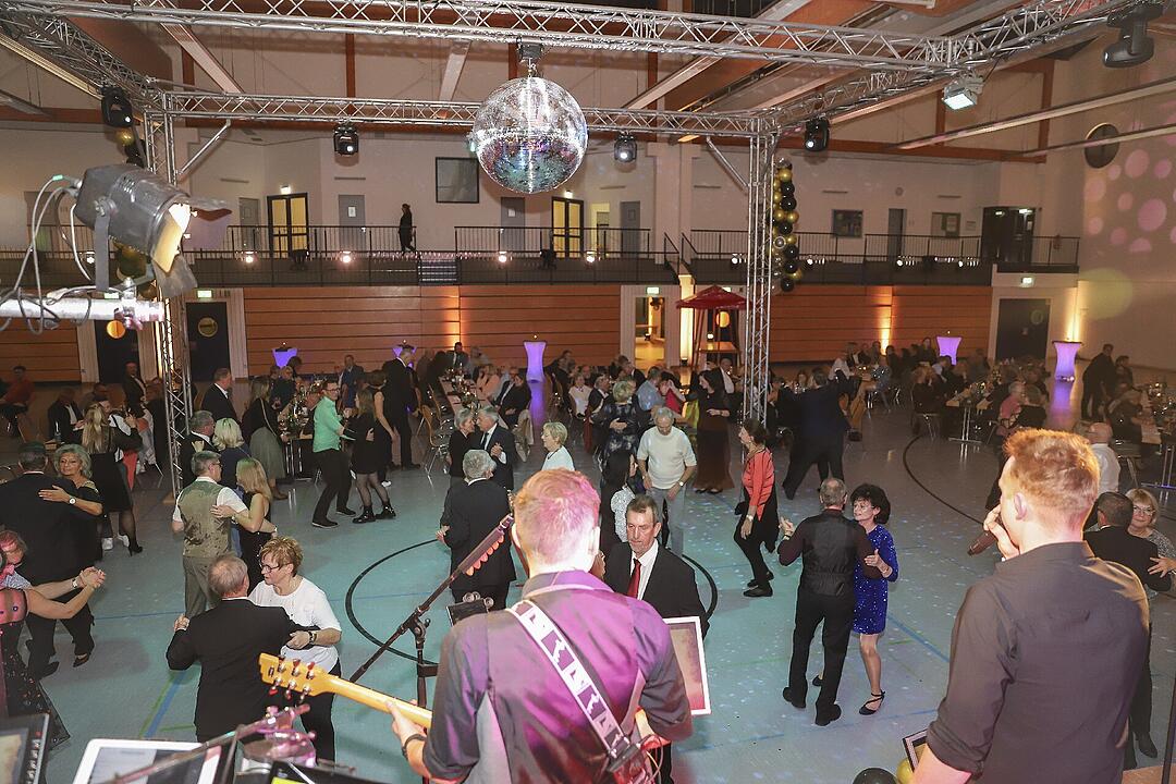 Es wurde in das Jahr 2025 gefeiert.