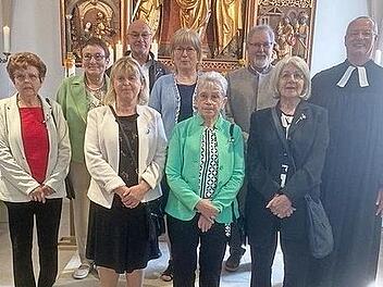 Diamantkonfirmation (60 Jahre) feierten (hinten von links) Hannelore Jordan, Dieter Ring, Hildegard Detzel, geb. M&uuml;ller, Hermann Sch&ouml;nleben, sowie (vorn) Margareta H&ouml;ps, geb. Schierer, Erika Graf, geb. Schierer, Isolde Klein, geb. Stern, und Elfri...