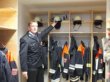 Matthias Nürnberger von der Feuerwehr Lauter steht vor der persönlichen Schutzausrüstung der Feuerwehrleute. Für den jährlichen Ausrüstungsbedarf gibt die Gemeinde diesmal rund 17 200 Euro aus. Foto: Björn Hein
