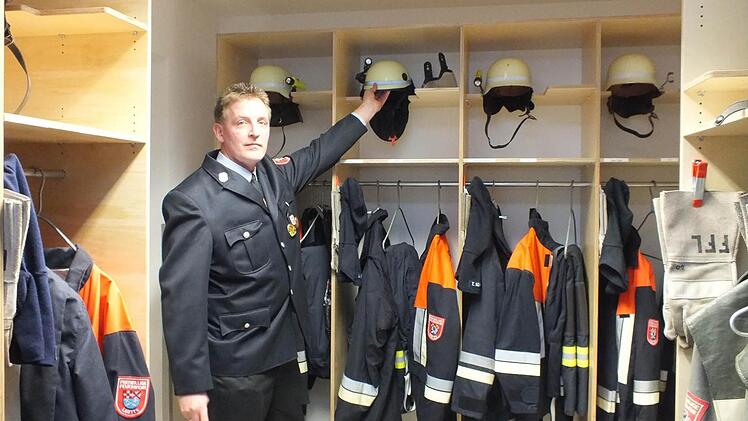 Matthias Nürnberger von der Feuerwehr Lauter steht vor der persönlichen Schutzausrüstung der Feuerwehrleute. Für den jährlichen Ausrüstungsbedarf gibt die Gemeinde diesmal rund 17 200 Euro aus. Foto: Björn Hein