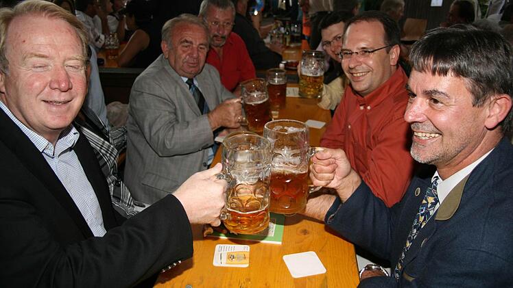 Gerhard Wunder (rechts) freut sich, auf dem Freischießen Freunde und Bekannte, wie seine CSU-Kollegen (links MdB Hans Michelbach), zu treffen.