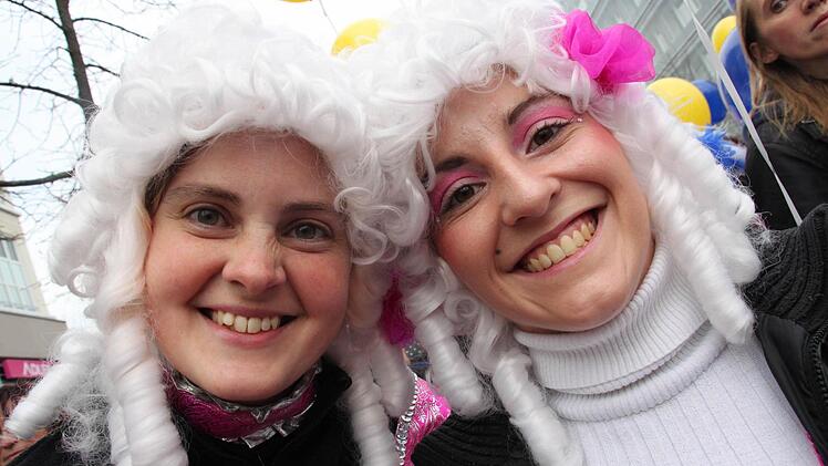Zwei strahlende Faschingsgesichter: Marion Wallsteiner und Julia Wiemann von der Karneval Dance Group des KFK.