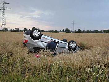 Eine Fahrerin hat sich auf der Kreisstraße zwischen Dondörflein und Herzogenaurach mit ihrem VW-Golf überschlagen und dabei leicht verletzt. Foto: Roland Meister