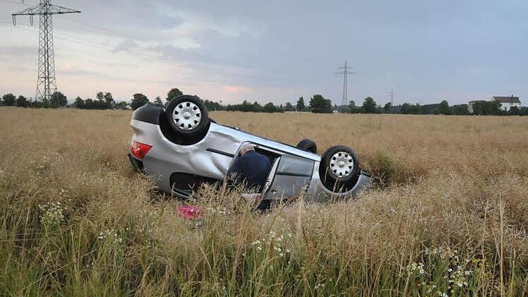 Eine Fahrerin hat sich auf der Kreisstraße zwischen Dondörflein und Herzogenaurach mit ihrem VW-Golf überschlagen und dabei leicht verletzt. Foto: Roland Meister