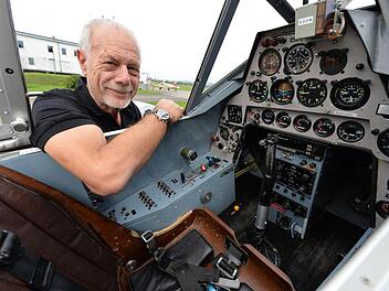 Peter Hanusa kennt sich im Cockpit bestens aus. Foto: Ronald Rinklef