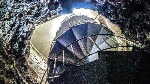 Eine durch einen Glas-Aufbau geschützte, metallene Wendeltreppe führt im Magnusturm nach oben.