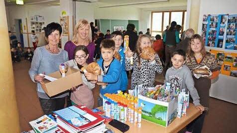 Schüler der Grundschule Rodachtal sammelten Sachspenden. "Soli- Brote", Kuchen und Kaffee gab es beim Aktionstag. Der Erlös geht ebenfalls als Spende nach Gambia. Die Aktion wird von den beiden Schulleiterinnen Annegret Hümmrich und Karin Hader (von links) gesteuert und organisiert.  Foto: Karl-Heinz Hofmann
