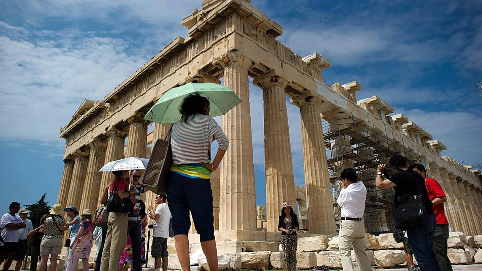 Tourismus allein wird die Griechen nicht aus der Schuldenkrise retten. Die Staatspleite rückt näher. Foto: Arno Burgi/dpa
