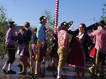 Bereits im dritten Jahr in Folge belebten Hesselbacher Jugendliche die Kirchweih-Tanztradition. Foto: hs
