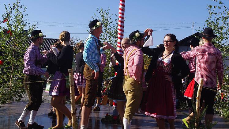 Bereits im dritten Jahr in Folge belebten Hesselbacher Jugendliche die Kirchweih-Tanztradition. Foto: hs