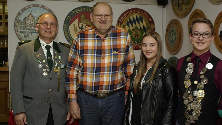Sportleiter Heinz Frötschner (l.) beglückwünschte den besten Bogenschützen, "Robin Hood" Karl Staat, sowie Jugendkönig Daniel Eppler (r.) und seine Schwester Sarah (2. v. r.) als Erster Ritter zum Titel. Foto: Winfried Ehling