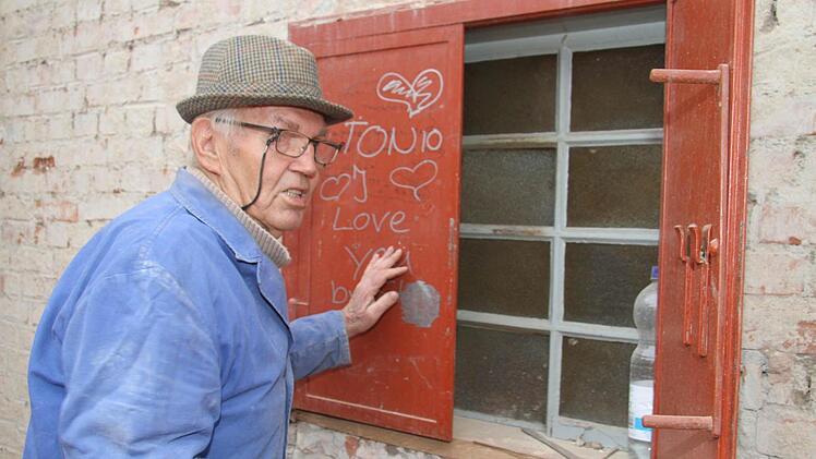 Alwin Heinz zeigt die kleine Luke in den Wartesaal - einst war das eine Fahrkartenausgabe. Foto: Sonja Adam