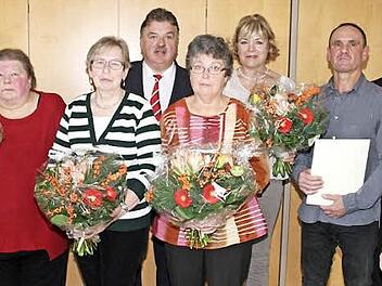 Renate Kerner, Margit Schiller, Hildegard Walter und Marion Küfner (mit Blumen, von links) verabschieden sich am Klinikum in den Ruhestand, Rainer Pelzel (Dritter von rechts) feierte sein 40-jähriges Dienstjubiläum. Personalrat Frank Wilzok, Landrat Klaus Peter Söllner, OB Henry Schramm und Geschäftsführerin Brigitte Angermann (von links) dankten den langjährigen Mitarbeitern. Foto: Sonja Adam