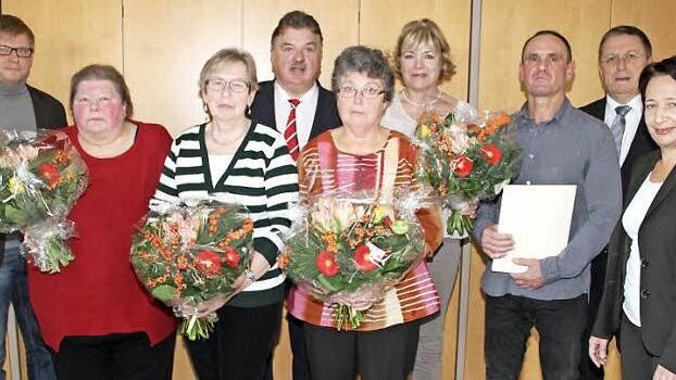 Renate Kerner, Margit Schiller, Hildegard Walter und Marion Küfner (mit Blumen, von links) verabschieden sich am Klinikum in den Ruhestand, Rainer Pelzel (Dritter von rechts) feierte sein 40-jähriges Dienstjubiläum. Personalrat Frank Wilzok, Landrat Klaus Peter Söllner, OB Henry Schramm und Geschäftsführerin Brigitte Angermann (von links) dankten den langjährigen Mitarbeitern. Foto: Sonja Adam