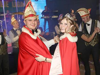 Prinz Maximilian I. und seine Prinzessin Paula I. tanzen durch die Rosenmontagnacht. Foto: Michael Stelzner