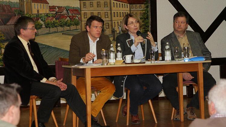 Den Fragen der Imker und interessierten Bürgern stellten sich (von links) Kreisvorsitzender Dr. Werner Hornung, MdL Steffen Vogel, MdL Tanja Schorer-Dremel und BBV-Kreisobmann Klaus Merkel.
