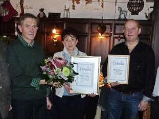 Drei Mitarbeiter hat die Theodor Löffler KG ausgezeichnet. Unser Bild zeigt (von links) Innungs-Obermeister Jürgen Bodenschlägel, Geschäftsführer Josef Löffler, Christine Löffler, Michael Sokol und Diana Löffler.  Foto: Klaus-Peter Wulf