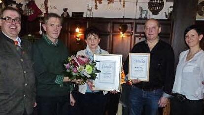 Drei Mitarbeiter hat die Theodor Löffler KG ausgezeichnet. Unser Bild zeigt (von links) Innungs-Obermeister Jürgen Bodenschlägel, Geschäftsführer Josef Löffler, Christine Löffler, Michael Sokol und Diana Löffler.  Foto: Klaus-Peter Wulf