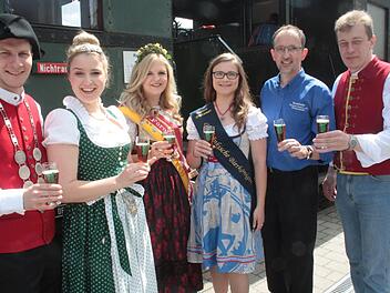 Bierprinz Sebastian Gocker aus Stettfeld, Bierkönigin (bayerisch) Sabine-Anna Ullrich, Bierkönigin (Forchheim) Carina II. und Bierkönigin (Oberfranken) Carina Pollnick mit Organisator Stephan Schäff und Brauer Ernst Rothenbach beim Verkosten  Fotos: Andreas Hofbauer