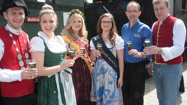 Bierprinz Sebastian Gocker aus Stettfeld, Bierkönigin (bayerisch) Sabine-Anna Ullrich, Bierkönigin (Forchheim) Carina II. und Bierkönigin (Oberfranken) Carina Pollnick mit Organisator Stephan Schäff und Brauer Ernst Rothenbach beim Verkosten  Fotos: Andreas Hofbauer