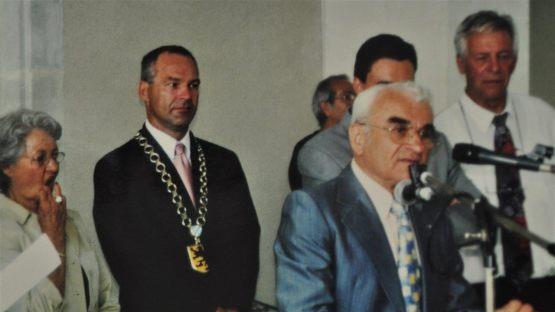 Pr&auml;sident Raymond Cartier vom Villeneuver Partnerschaftskomitee bei seiner Ansprache anl&auml;sslich des Festaktes zum 25. St&auml;dtepartnerschaftsjubil&auml;um am 24. August 2002 im neuen Rathaus von Villeneuve-sur-Lot.Repros: Dieter Seyfarth