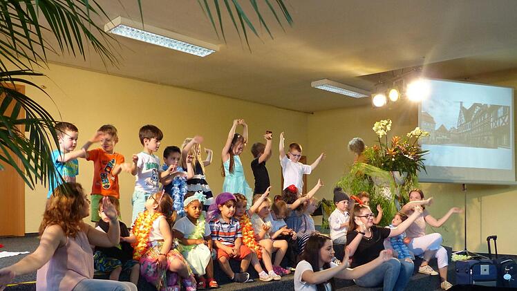 Bei der Eröffnung führten die Kinder ein Theaterstück auf, in dem sie um die Welt reisten. Foto: Pauline Lindner