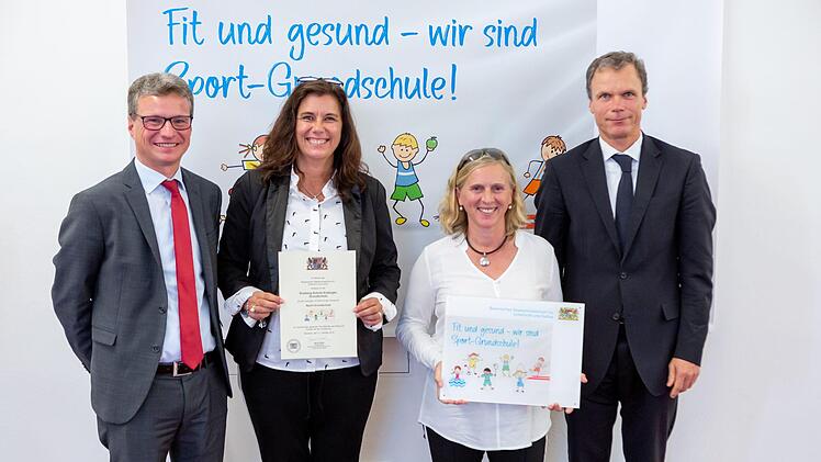 Die Dreiberg-Schule in Knetzgau ist eine von 70 Schulen in Bayern, die das neue Profil "Sport-Grundschule" erhalten hat.  &Uuml;ber die Auszeichnung freuen sich Rektorin Antje Schorn (Zweite von links) und Sportbeauftragte Petra Schr&ouml;der, eingerahmt von Kultusminister Bernd Sibler (links) und Referatsleiter Matthias Lorenz.Steffen Leiprecht