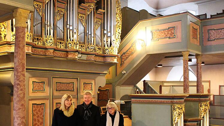 Bürgermeisterin Birgit Weber (links), Hochbauamtsleiter Peter Cosack und Projektleiterin Sibylle Fugmann vor der Orgel, die zwei Jahre eingehaust war.Foto: Ulrike Nauer
