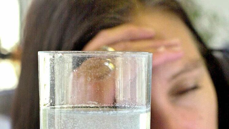 Aspirin gilt bei vielen Menschen als erstes Hausmittel gegen Schmerzen jeglicher Art. Laut einer neusten Studie kann der Wirkstoff bei täglicher Einnahme deutlich negative Auswirkungen haben. Symbolbild: Norbert Försterling/dpa