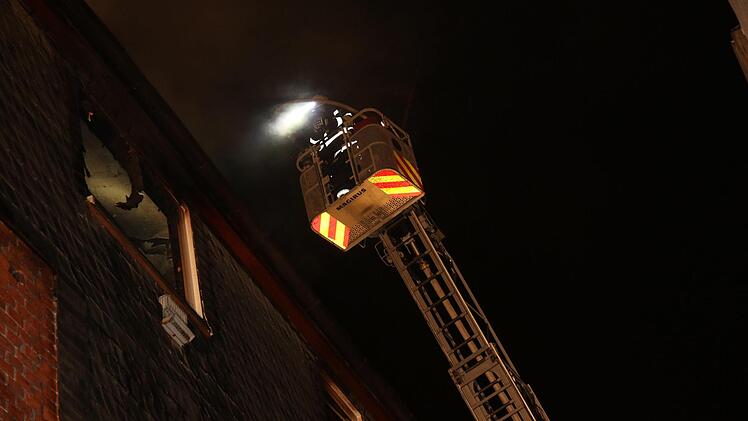 In Neustadt bei Coburg hat eine Dachgeschosswohnung gebrannt. Zwei Menschen sind dabei verletzt worden. Jetzt ist die Brandursache gekl&auml;rt. Foto: Michael Stelzner