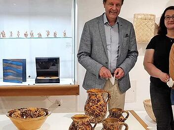 Eva Potzel mit ihrer Tochter Frieda und ihren Ausstellungsstücken in der "Galerie Handwerk" mit deren Leiter, Direktor Wolfgang Lösche