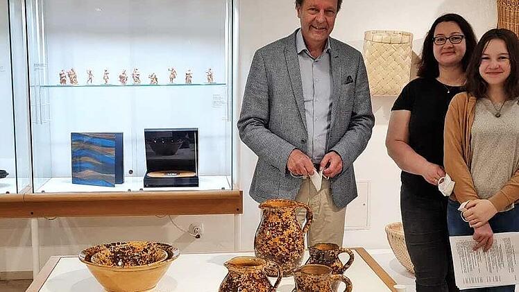 Eva Potzel mit ihrer Tochter Frieda und ihren Ausstellungsstücken in der "Galerie Handwerk" mit deren Leiter, Direktor Wolfgang Lösche