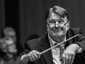 So kannten ihn Zuhörer und Musiker: Hans Stähli als anfeuernder und immer entdeckungsfreudiger Dirigent bei einem Konzert mit dem Orchester der Gesellschaft der Musikfreunde Neustadt.Foto: Archiv/Jochen Berger
