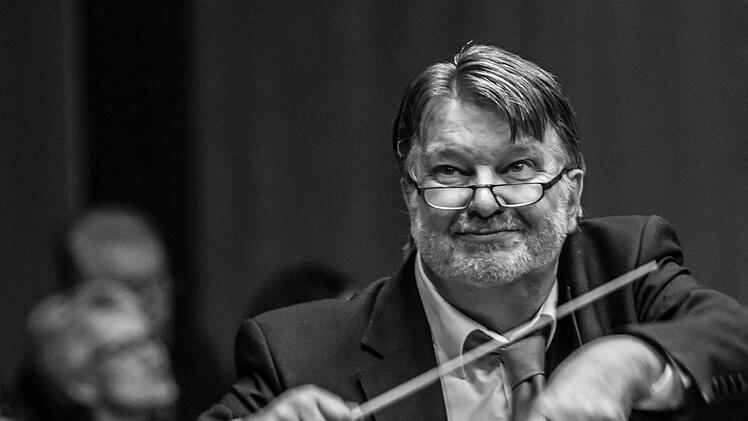 So kannten ihn Zuhörer und Musiker: Hans Stähli als anfeuernder und immer entdeckungsfreudiger Dirigent bei einem Konzert mit dem Orchester der Gesellschaft der Musikfreunde Neustadt.Foto: Archiv/Jochen Berger