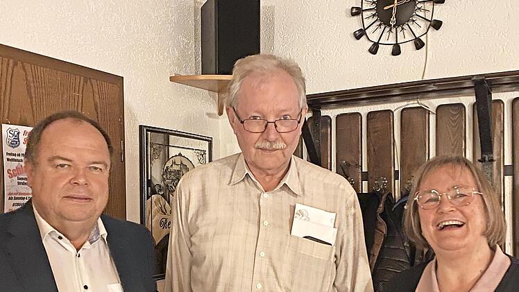 Unser Bild zeigt den Jubilar Günther Jahn mit Bürgermeister Werner Burger und Pfarrerin Heidrun Hemme.