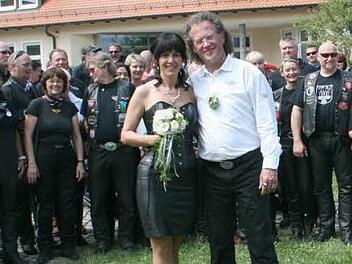 Sabine und Marko Harms nach der Trauung im Innenhof des  Rathauses. Fotos: Erlwein