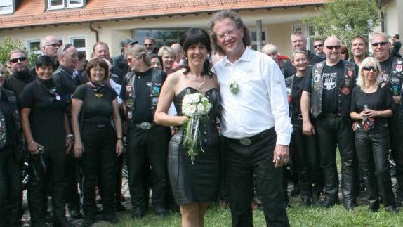 Sabine und Marko Harms nach der Trauung im Innenhof des  Rathauses. Fotos: Erlwein